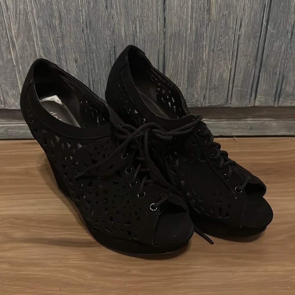 Size 7.5 Women’s Black Lace up heels with open toe